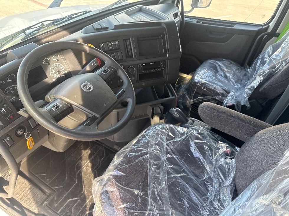 Sleeper Tractor-Heavy Duty Tractors-Volvo-2022-VNL64760-Denton-TX-268,082\n\t\tmiles-$ 98,750 - Image 10