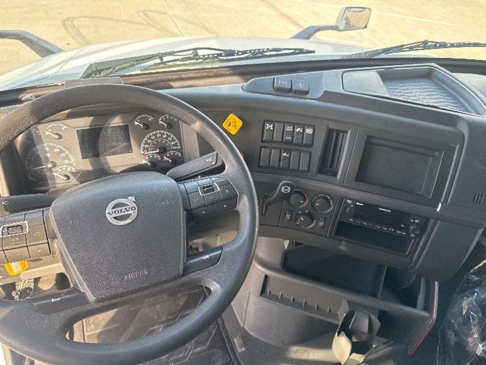 Sleeper Tractor-Heavy Duty Tractors-Volvo-2022-VNL64760-Denton-TX-268,082\n\t\tmiles-$ 98,750 - Image 11