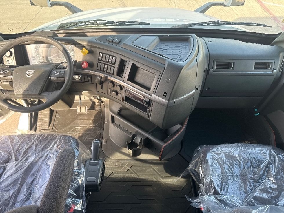 Sleeper Tractor-Heavy Duty Tractors-Volvo-2022-VNL64760-Denton-TX-268,082\n\t\tmiles-$ 98,750 - Image 12