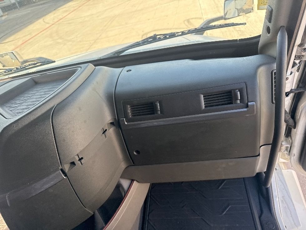 Sleeper Tractor-Heavy Duty Tractors-Volvo-2022-VNL64760-Denton-TX-268,082\n\t\tmiles-$ 98,750 - Image 14