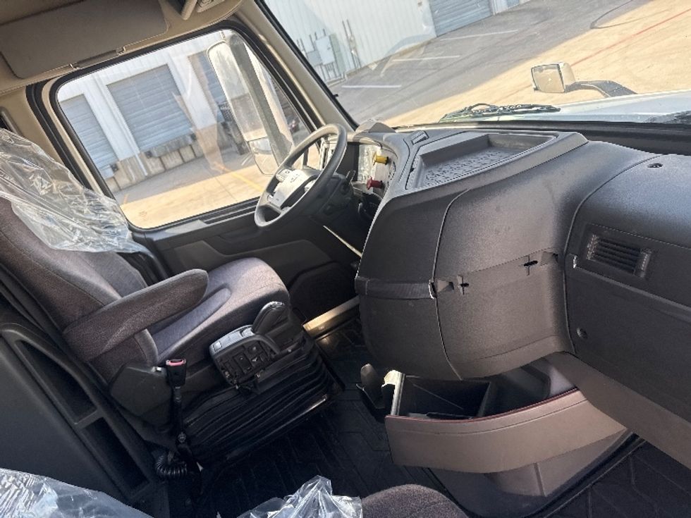 Sleeper Tractor-Heavy Duty Tractors-Volvo-2022-VNL64760-Denton-TX-268,082\n\t\tmiles-$ 98,750 - Image 15