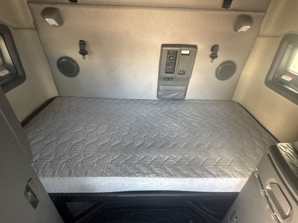 Sleeper Tractor-Heavy Duty Tractors-Volvo-2022-VNL64760-Denton-TX-268,082\n\t\tmiles-$ 98,750 - Image 16