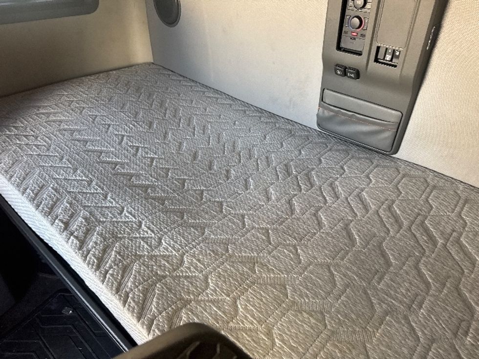 Sleeper Tractor-Heavy Duty Tractors-Volvo-2022-VNL64760-Denton-TX-268,082\n\t\tmiles-$ 98,750 - Image 17