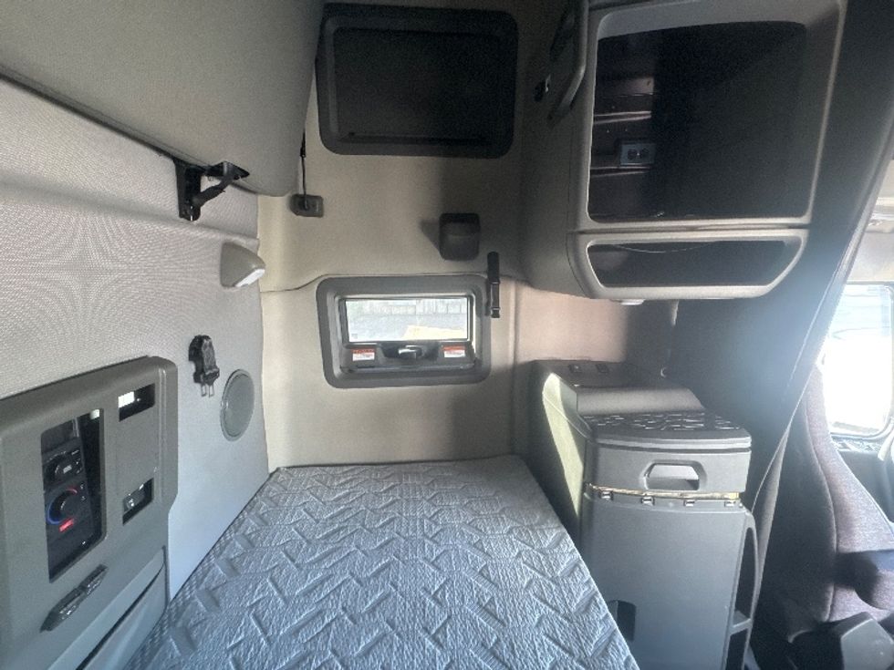 Sleeper Tractor-Heavy Duty Tractors-Volvo-2022-VNL64760-Denton-TX-268,082\n\t\tmiles-$ 98,750 - Image 18