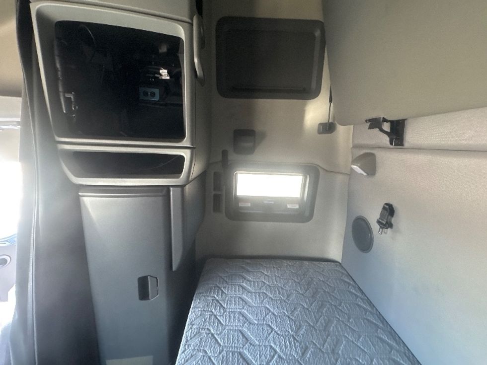 Sleeper Tractor-Heavy Duty Tractors-Volvo-2022-VNL64760-Denton-TX-268,082\n\t\tmiles-$ 98,750 - Image 19