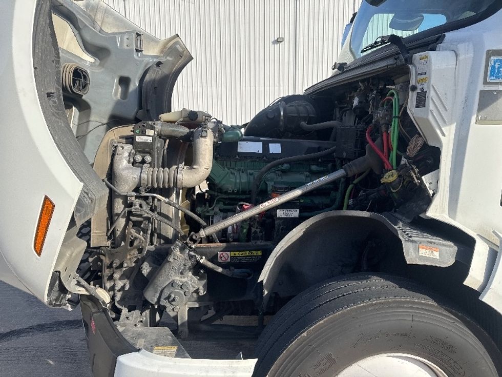 Sleeper Tractor-Heavy Duty Tractors-Volvo-2022-VNL64760-Denton-TX-268,082\n\t\tmiles-$ 98,750 - Image 21