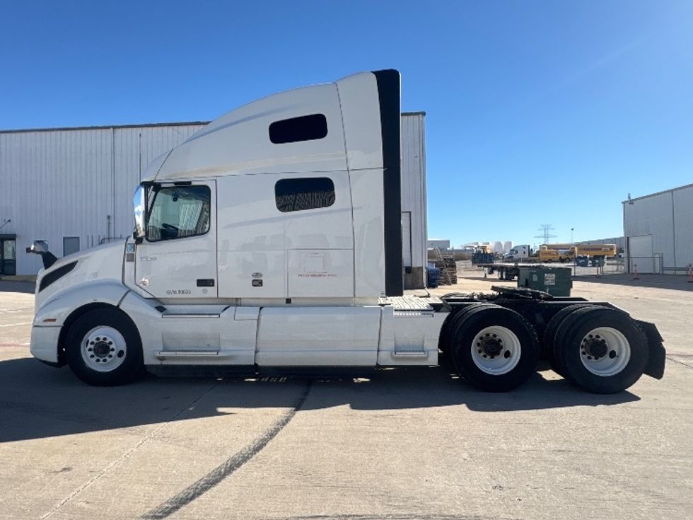 Sleeper Tractor-Heavy Duty Tractors-Volvo-2022-VNL64760-Denton-TX-268,082\n\t\tmiles-$ 98,750 - Image 4