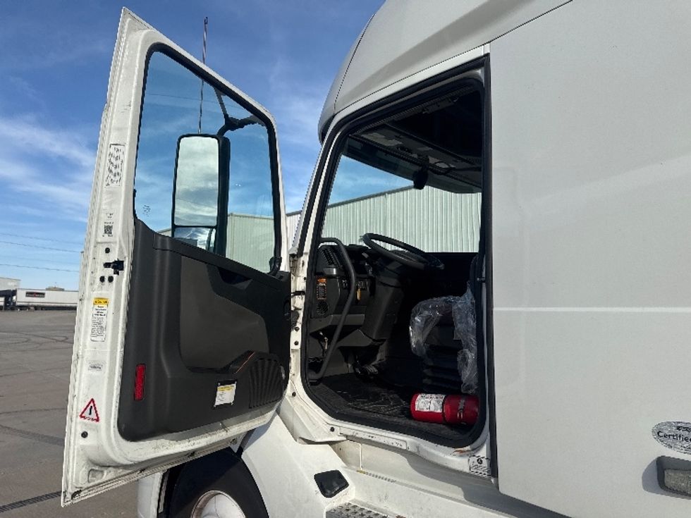 Sleeper Tractor-Heavy Duty Tractors-Volvo-2022-VNL64760-Denton-TX-268,082\n\t\tmiles-$ 98,750 - Image 9