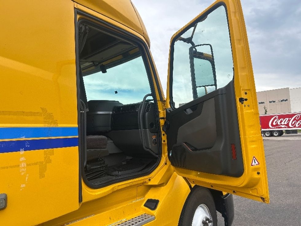 Sleeper Tractor-Heavy Duty Tractors-Volvo-2022-VNL64760-Denver-CO-549,888\n\t\tmiles-$ 75,750 - Image 13