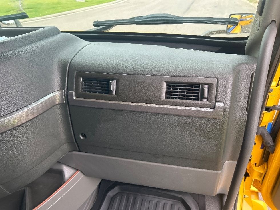 Sleeper Tractor-Heavy Duty Tractors-Volvo-2022-VNL64760-Denver-CO-549,888\n\t\tmiles-$ 75,750 - Image 14