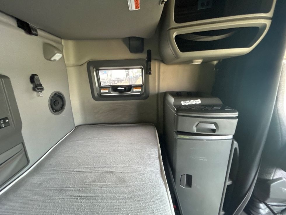 Sleeper Tractor-Heavy Duty Tractors-Volvo-2022-VNL64760-Denver-CO-549,888\n\t\tmiles-$ 75,750 - Image 18