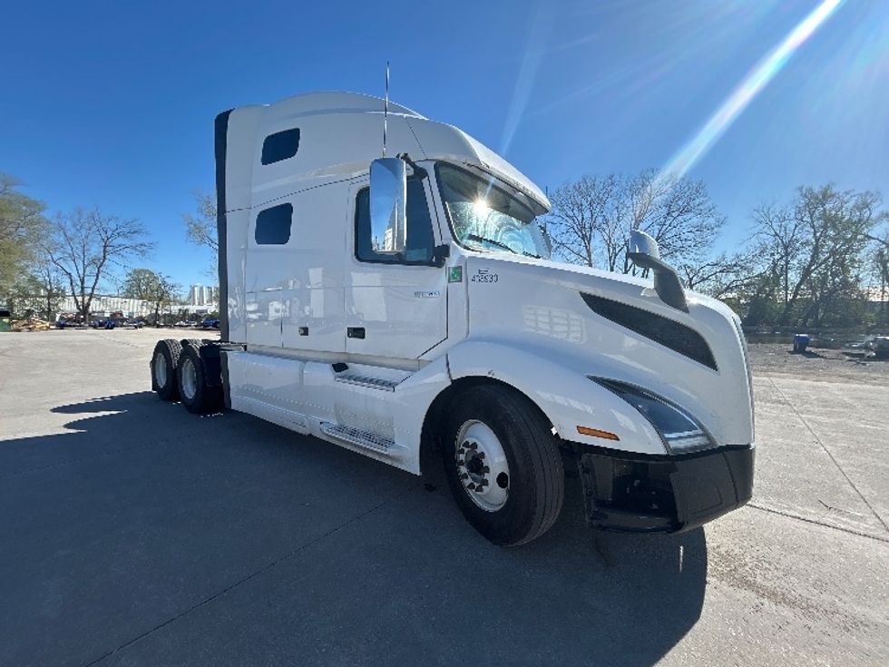 Sleeper Tractor-Heavy Duty Tractors-Volvo-2022-VNL64760-Des Moines-IA-508,187\n\t\tmiles-$ 69,750 - Image 1
