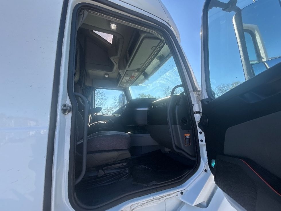Sleeper Tractor-Heavy Duty Tractors-Volvo-2022-VNL64760-Des Moines-IA-508,187\n\t\tmiles-$ 69,750 - Image 13