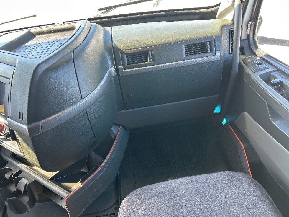 Sleeper Tractor-Heavy Duty Tractors-Volvo-2022-VNL64760-Des Moines-IA-508,187\n\t\tmiles-$ 69,750 - Image 14