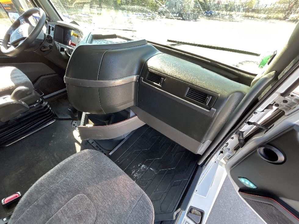 Sleeper Tractor-Heavy Duty Tractors-Volvo-2022-VNL64760-Des Moines-IA-508,187\n\t\tmiles-$ 69,750 - Image 15