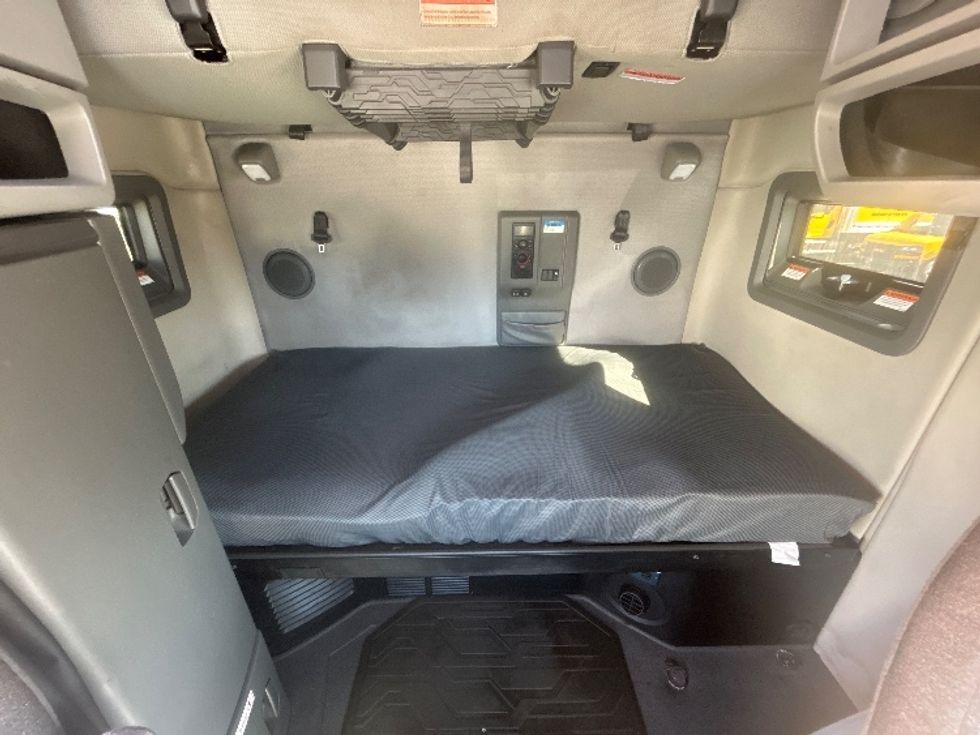 Sleeper Tractor-Heavy Duty Tractors-Volvo-2022-VNL64760-Des Moines-IA-508,187\n\t\tmiles-$ 69,750 - Image 16