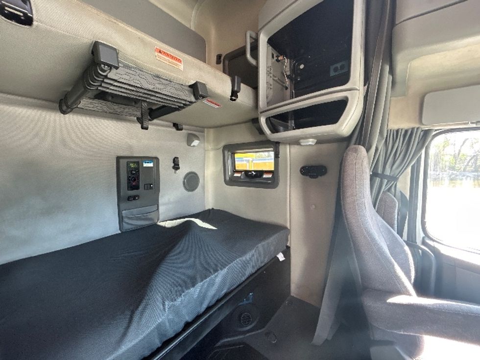 Sleeper Tractor-Heavy Duty Tractors-Volvo-2022-VNL64760-Des Moines-IA-508,187\n\t\tmiles-$ 69,750 - Image 18