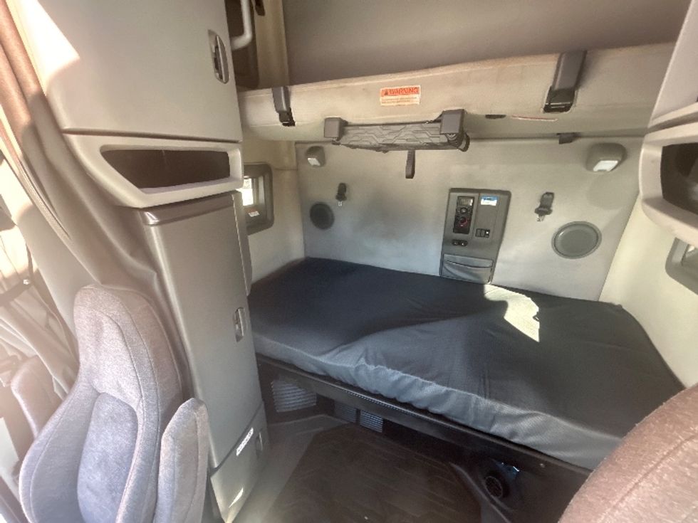 Sleeper Tractor-Heavy Duty Tractors-Volvo-2022-VNL64760-Des Moines-IA-508,187\n\t\tmiles-$ 69,750 - Image 19