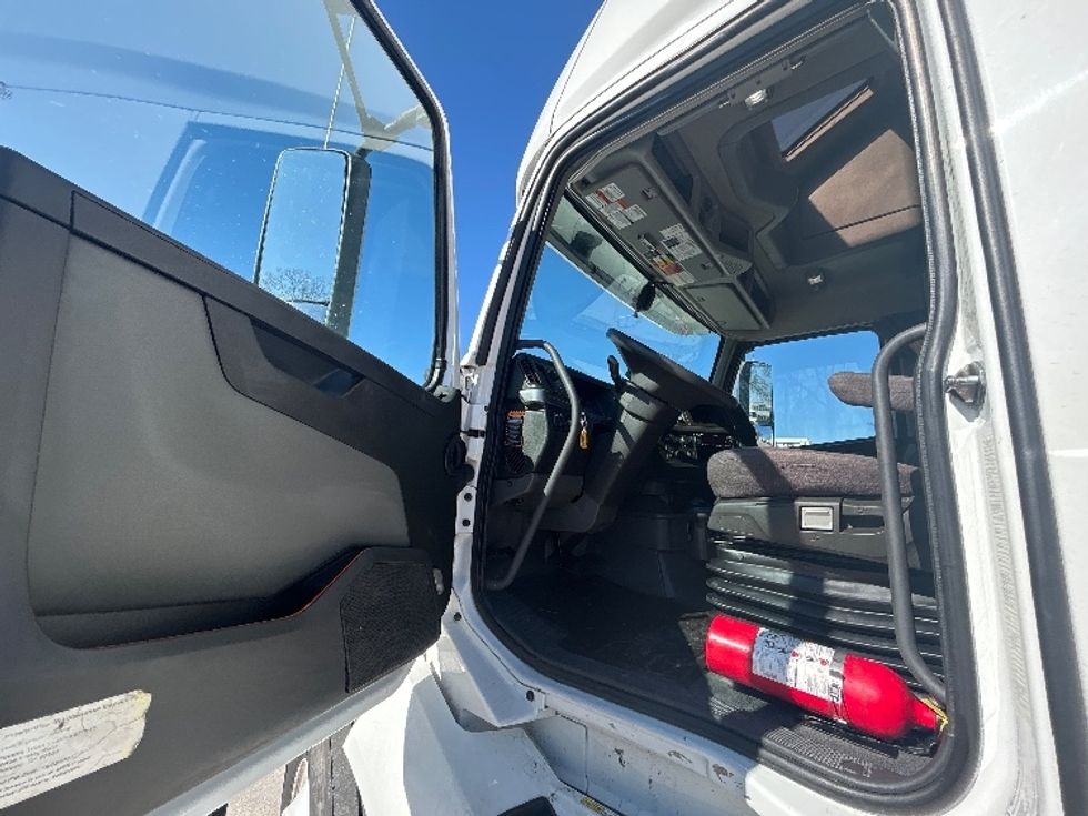 Sleeper Tractor-Heavy Duty Tractors-Volvo-2022-VNL64760-Des Moines-IA-508,187\n\t\tmiles-$ 69,750 - Image 9