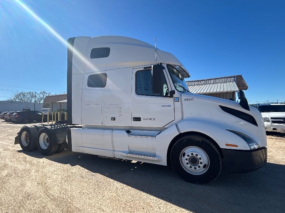 Sleeper Tractor-Heavy Duty Tractors-Volvo-2022-VNL64760-Dothan-AL-568,541\n\t\tmiles-$ 63,250 - Image 1