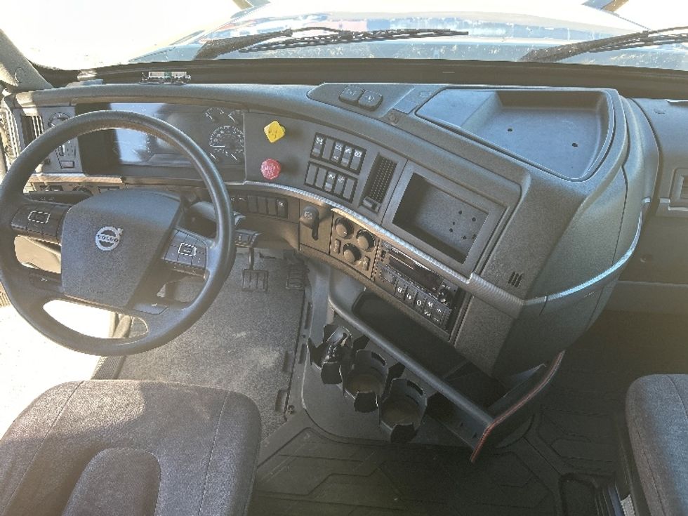 Sleeper Tractor-Heavy Duty Tractors-Volvo-2022-VNL64760-Dothan-AL-568,541\n\t\tmiles-$ 63,250 - Image 12