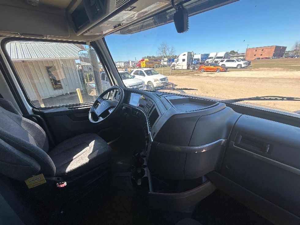 Sleeper Tractor-Heavy Duty Tractors-Volvo-2022-VNL64760-Dothan-AL-568,541\n\t\tmiles-$ 63,250 - Image 15