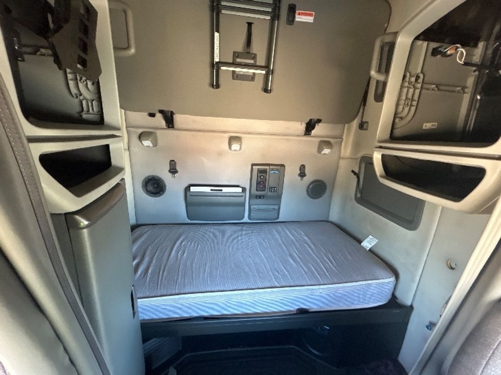 Sleeper Tractor-Heavy Duty Tractors-Volvo-2022-VNL64760-Dothan-AL-568,541\n\t\tmiles-$ 63,250 - Image 16