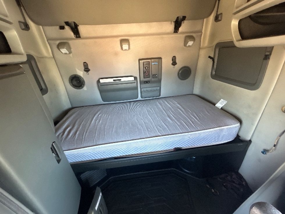 Sleeper Tractor-Heavy Duty Tractors-Volvo-2022-VNL64760-Dothan-AL-568,541\n\t\tmiles-$ 63,250 - Image 17