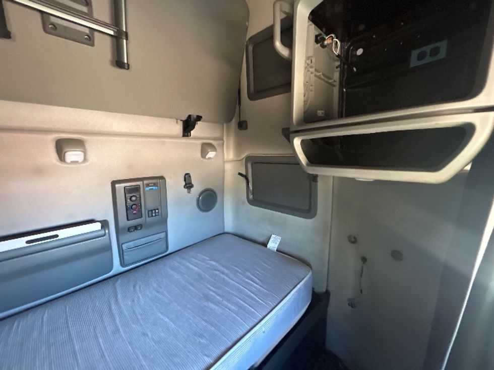 Sleeper Tractor-Heavy Duty Tractors-Volvo-2022-VNL64760-Dothan-AL-568,541\n\t\tmiles-$ 63,250 - Image 18