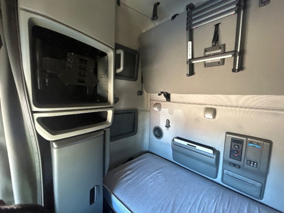 Sleeper Tractor-Heavy Duty Tractors-Volvo-2022-VNL64760-Dothan-AL-568,541\n\t\tmiles-$ 63,250 - Image 19