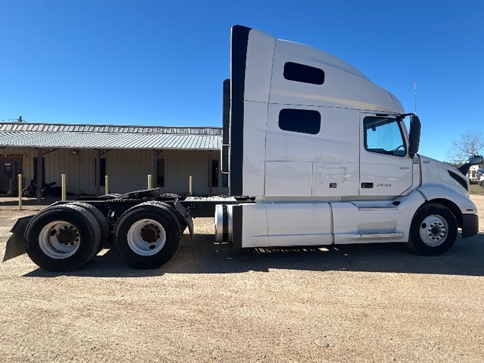 Sleeper Tractor-Heavy Duty Tractors-Volvo-2022-VNL64760-Dothan-AL-568,541\n\t\tmiles-$ 63,250 - Image 8