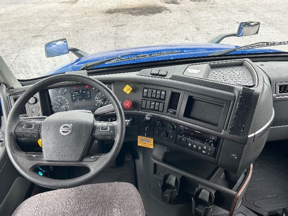 Sleeper Tractor-Heavy Duty Tractors-Volvo-2022-VNL64760-Duluth-GA-288,065\n\t\tmiles-$ 96,000 - Image 11