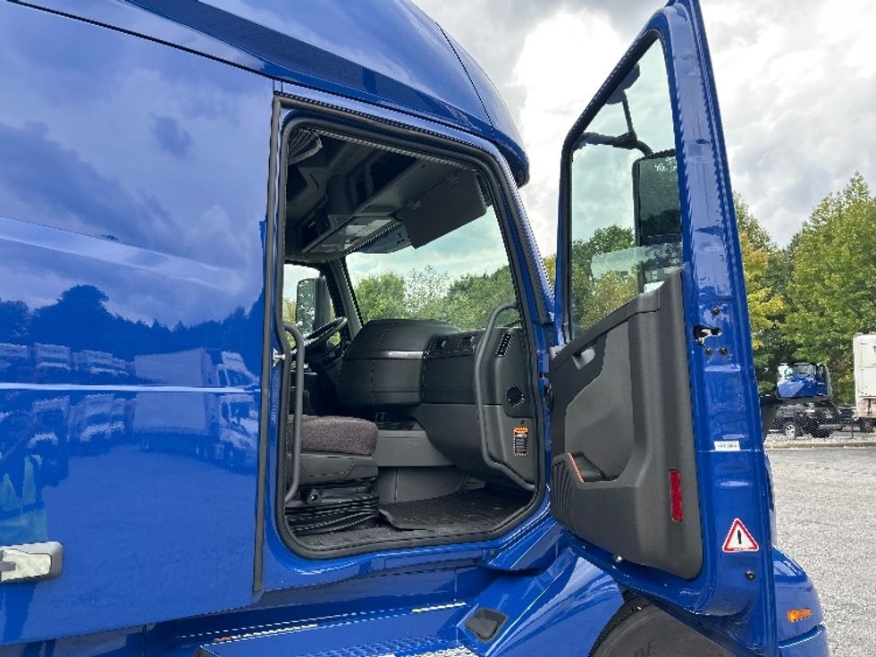 Sleeper Tractor-Heavy Duty Tractors-Volvo-2022-VNL64760-Duluth-GA-288,065\n\t\tmiles-$ 96,000 - Image 13