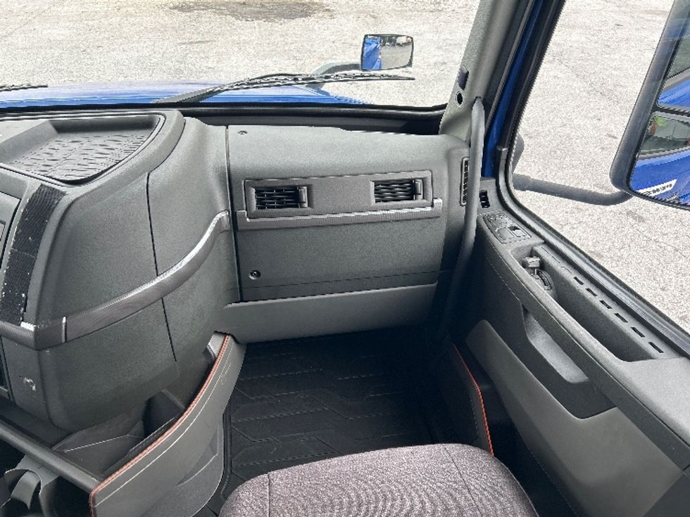 Sleeper Tractor-Heavy Duty Tractors-Volvo-2022-VNL64760-Duluth-GA-288,065\n\t\tmiles-$ 96,000 - Image 14