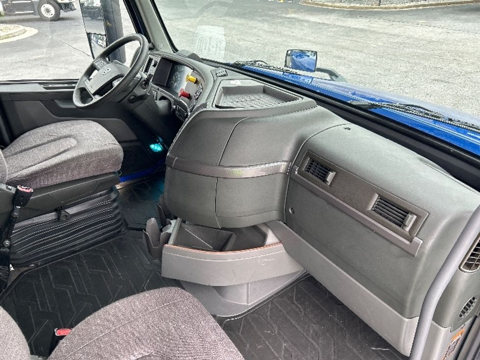 Sleeper Tractor-Heavy Duty Tractors-Volvo-2022-VNL64760-Duluth-GA-288,065\n\t\tmiles-$ 96,000 - Image 15