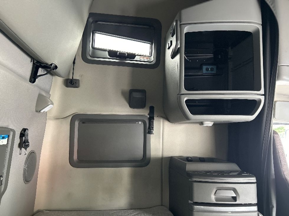 Sleeper Tractor-Heavy Duty Tractors-Volvo-2022-VNL64760-Duluth-GA-288,065\n\t\tmiles-$ 96,000 - Image 18