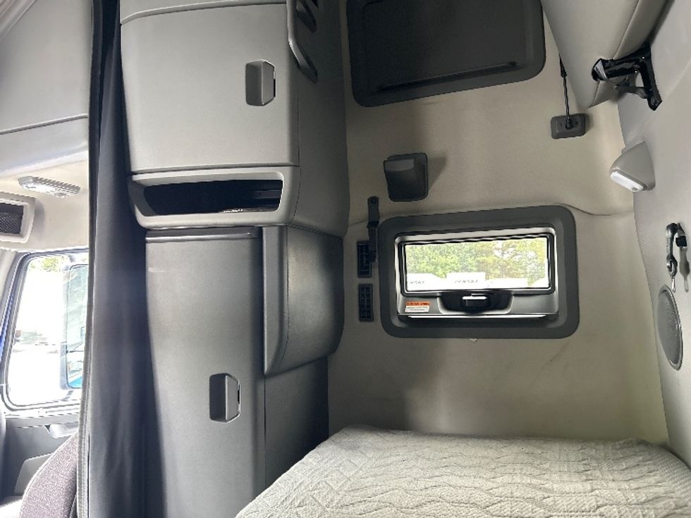 Sleeper Tractor-Heavy Duty Tractors-Volvo-2022-VNL64760-Duluth-GA-288,065\n\t\tmiles-$ 96,000 - Image 19