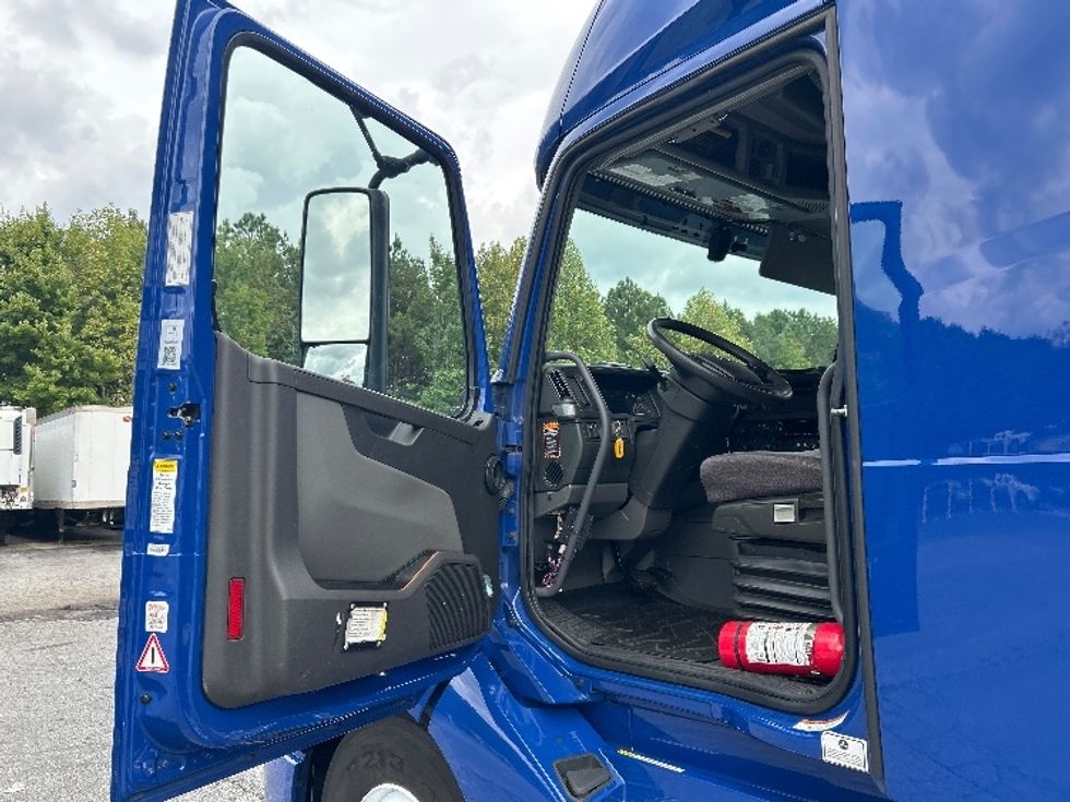 Sleeper Tractor-Heavy Duty Tractors-Volvo-2022-VNL64760-Duluth-GA-288,065\n\t\tmiles-$ 96,000 - Image 9