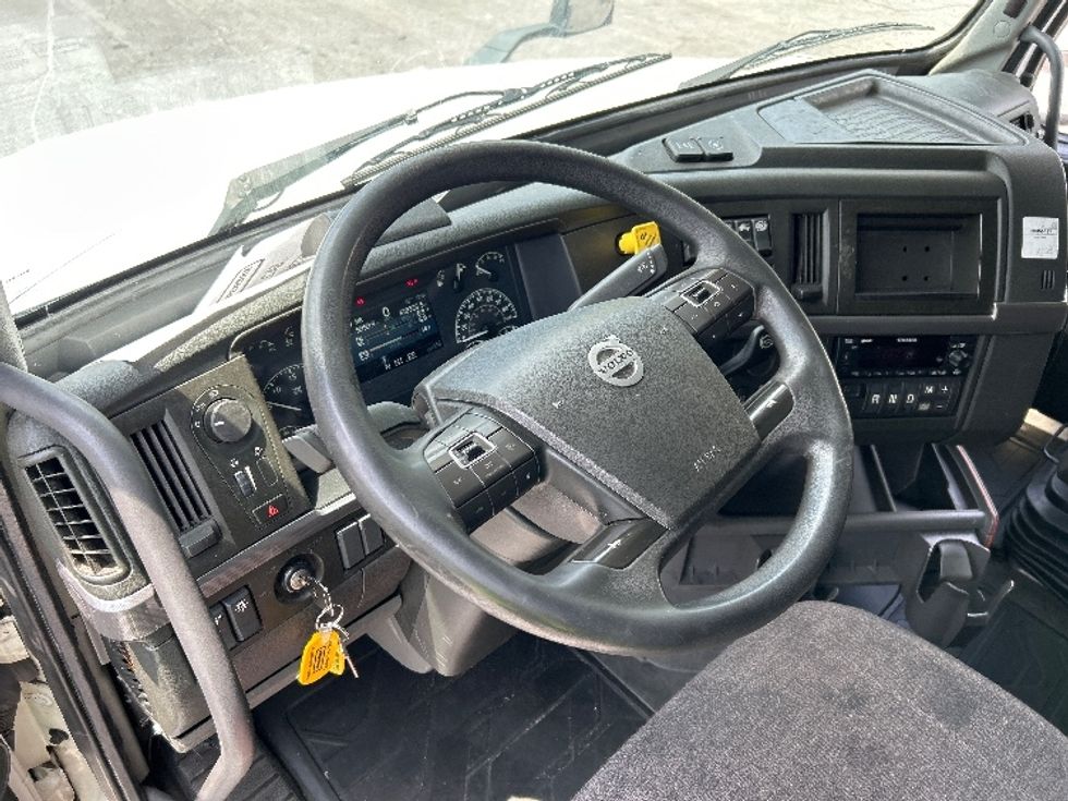 Sleeper Tractor-Heavy Duty Tractors-Volvo-2022-VNL64760-Duluth-GA-618,327\n\t\tmiles-$ 69,500 - Image 10