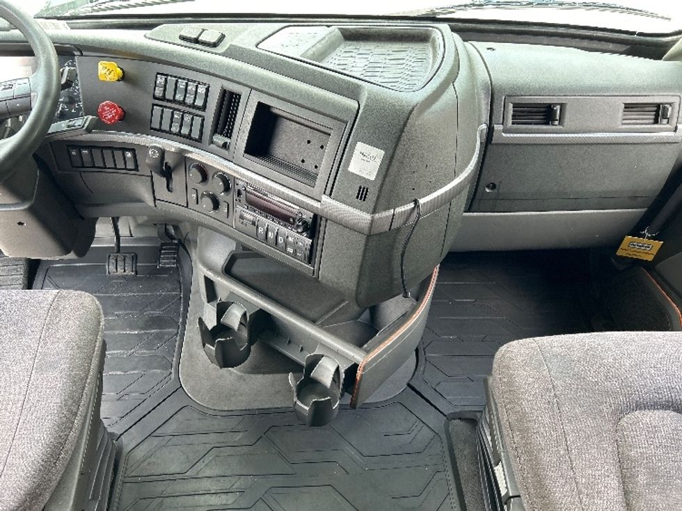 Sleeper Tractor-Heavy Duty Tractors-Volvo-2022-VNL64760-Duluth-GA-618,327\n\t\tmiles-$ 69,500 - Image 12