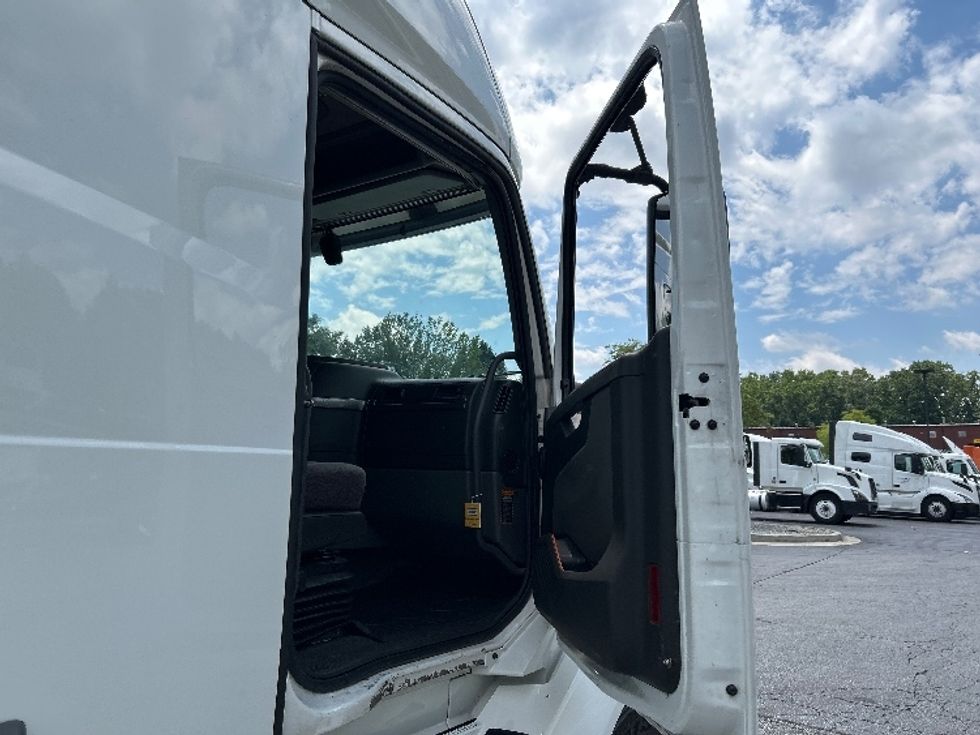 Sleeper Tractor-Heavy Duty Tractors-Volvo-2022-VNL64760-Duluth-GA-618,327\n\t\tmiles-$ 69,500 - Image 13