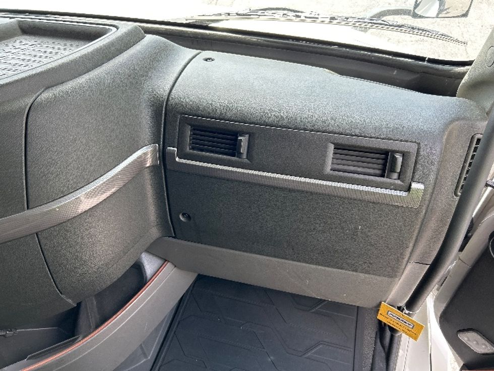 Sleeper Tractor-Heavy Duty Tractors-Volvo-2022-VNL64760-Duluth-GA-618,327\n\t\tmiles-$ 69,500 - Image 14