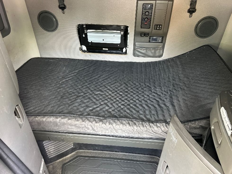 Sleeper Tractor-Heavy Duty Tractors-Volvo-2022-VNL64760-Duluth-GA-618,327\n\t\tmiles-$ 69,500 - Image 17