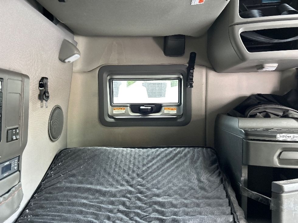 Sleeper Tractor-Heavy Duty Tractors-Volvo-2022-VNL64760-Duluth-GA-618,327\n\t\tmiles-$ 69,500 - Image 18