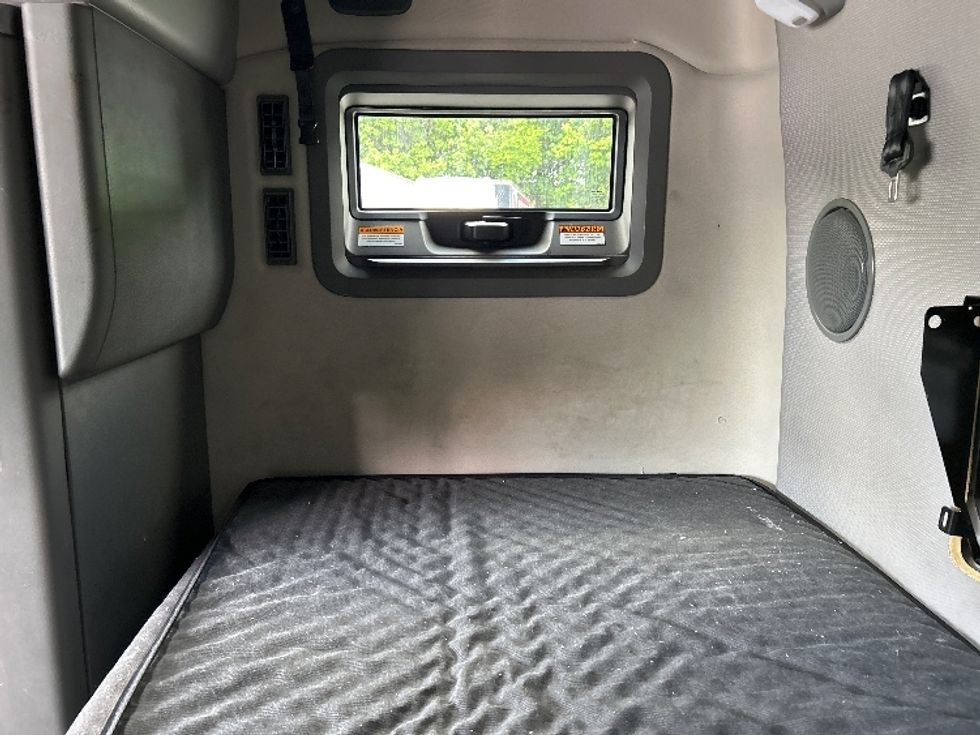 Sleeper Tractor-Heavy Duty Tractors-Volvo-2022-VNL64760-Duluth-GA-618,327\n\t\tmiles-$ 69,500 - Image 19