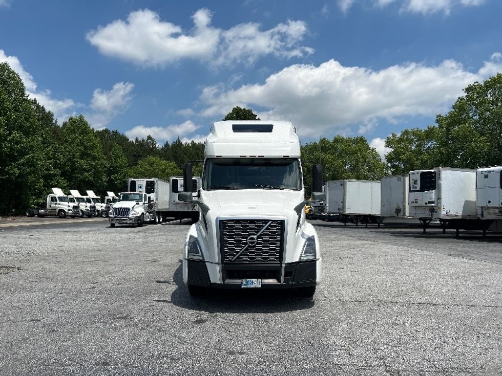 Sleeper Tractor-Heavy Duty Tractors-Volvo-2022-VNL64760-Duluth-GA-618,327\n\t\tmiles-$ 69,500 - Image 2