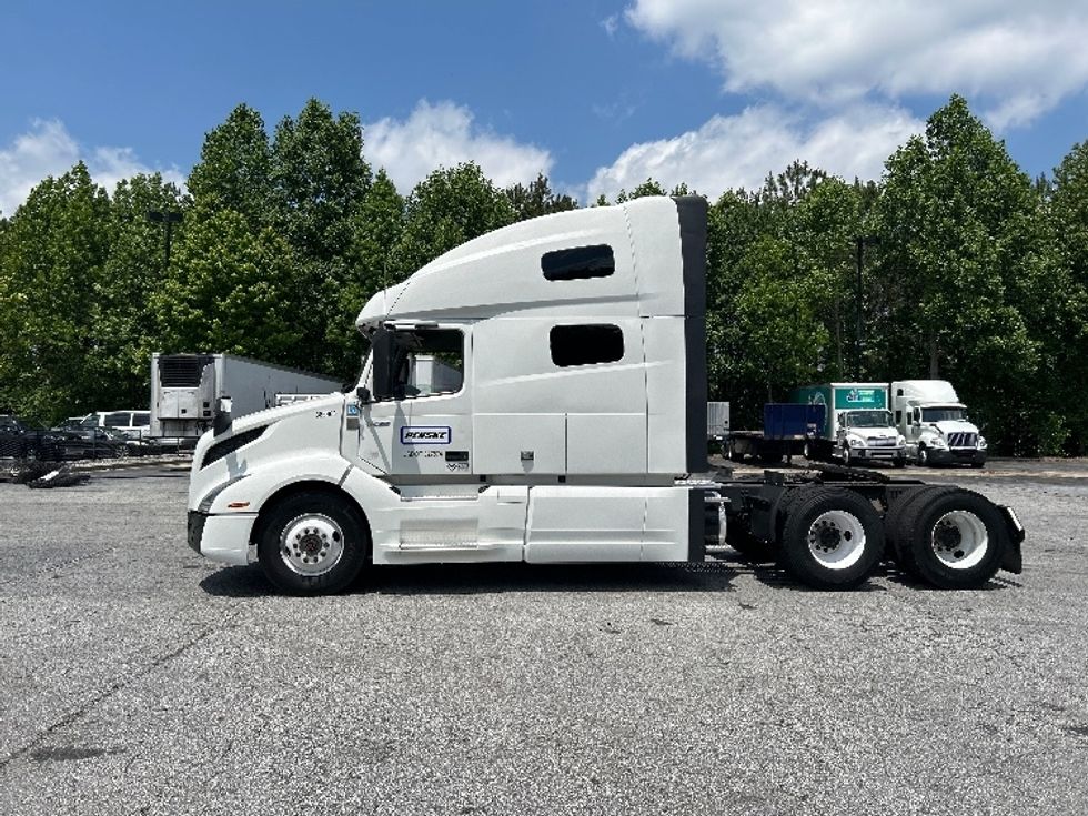Sleeper Tractor-Heavy Duty Tractors-Volvo-2022-VNL64760-Duluth-GA-618,327\n\t\tmiles-$ 69,500 - Image 4