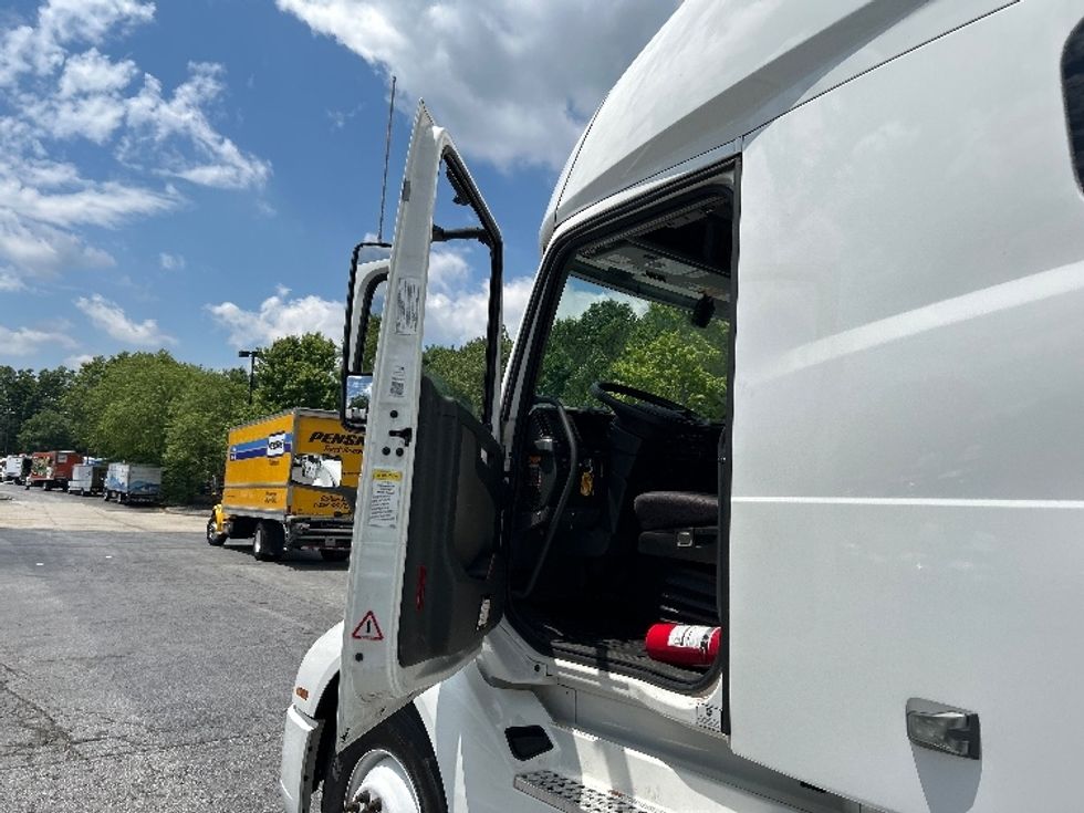 Sleeper Tractor-Heavy Duty Tractors-Volvo-2022-VNL64760-Duluth-GA-618,327\n\t\tmiles-$ 69,500 - Image 9