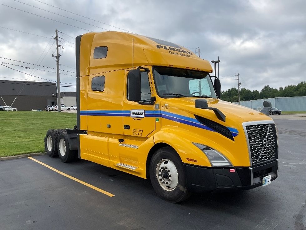 Sleeper Tractor-Heavy Duty Tractors-Volvo-2022-VNL64760-Earth City-MO-442,652\n\t\tmiles-$ 81,000 - Image 1