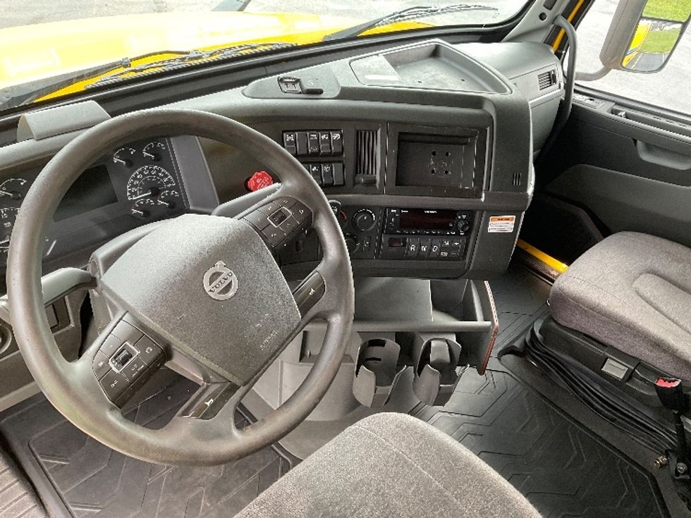 Sleeper Tractor-Heavy Duty Tractors-Volvo-2022-VNL64760-Earth City-MO-442,652\n\t\tmiles-$ 81,000 - Image 10